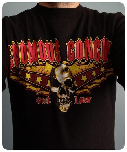 T-shirt du groupe Venomous Concept gagné dans une tombola. 
C'était un lot mystère pour 6,66$, impossible de passer à côté. 
Le design pourrait faire penser à une marque de surf californien. 
Une tête de mort avec le nom du groupe au-dessus et l'inscription "Out Law" en dessous. 
Des bandes rouges avec des étoiles jaunes de chaque côté. 
Dans le dos, c'est écrit "Two Fingers". 
Groupe sympathoche mais pas hyper bourrin.