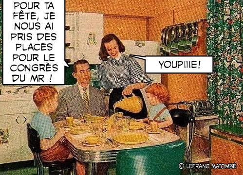 Image au style vintage représentant une famille typique des années 1950 assise autour d’une table dans une cuisine. Un père en costume, deux enfants, et une mère souriante servant une boisson. Une bulle de texte au-dessus du père dit : « Pour ta fête, je nous ai pris des places pour le congrès du MR ! ». L’un des enfants répond avec enthousiasme : « Youpiiie ! ». En bas à droite, la signature « © Lefranc Matombé ».