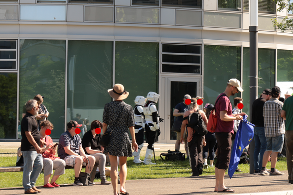 Zwei Menschen in den schwarz-weißen Rüstungen der Sturmtruppen / Star Wars stehen auf einem Stück Rasen