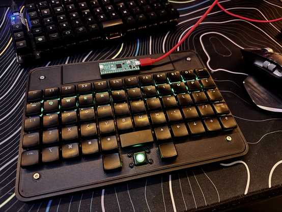 Keyboard now in its standalone case (testing rgb)