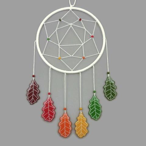 Attrape-rêve blanc orné de petites perles en bois rondes et de perles en forme de feuilles de chêne dans un dégradé de couleurs automnales : marron, rouge, orange, jaune, vert clair et vert foncé.
Les feuilles de chênes sont réalisées en CD recyclé, découpées et peintes à la main, puis recouvertes de résine époxy.