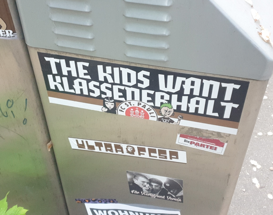 Spucki an Telefonsäule "The kids want Klassenerhalt"