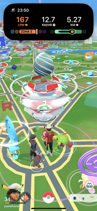 Captura de pantalla de la aplicación Pokémon Go mostrando en la “Isla Dinámica” un Live Activity de la app Gentler Streak de un ejercicio en bicicleta. 