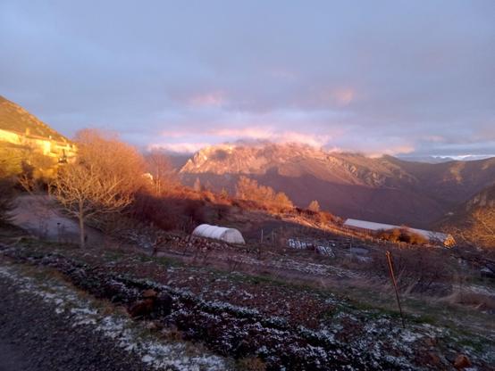 Soleil couchant sur une ferme accueillant des woofeurs