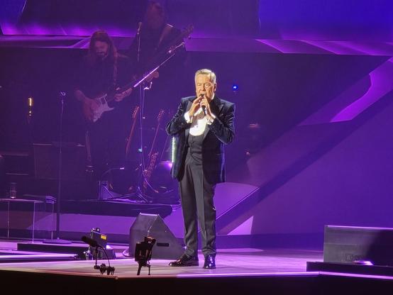 Roland Kaiser auf der Bühne am 10.05.2025 in Hamburg.