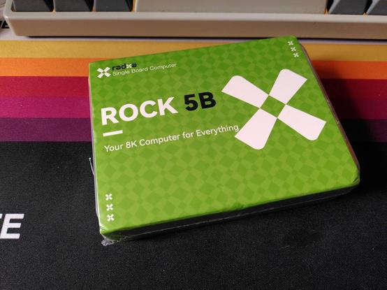Zelená krabička s nápisem Rock 5B