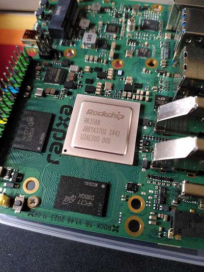 Jednodeskový počítač Radxa Rock 5B. Detail na procesor Rockchip RK3588.