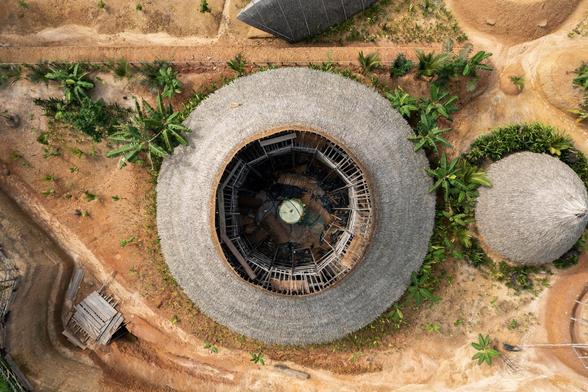 Handmade architecture: Warka Village, Cameroon, Africa
“Heroic and surprising”, made without machinery, with indigenous techniques and natural materials extracted from the jungle.