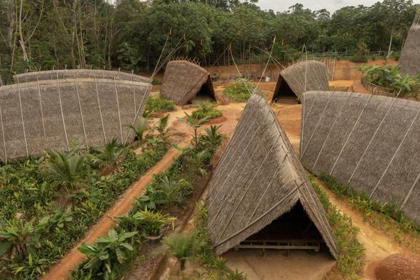 Handmade architecture: Warka Village, Cameroon, Africa
“Heroic and surprising”, made without machinery, with indigenous techniques and natural materials extracted from the jungle.