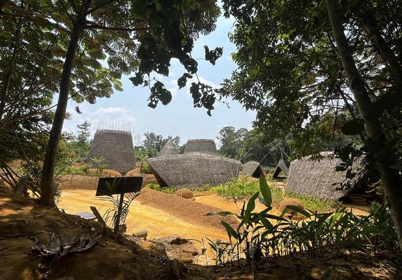 Handmade architecture: Warka Village, Cameroon, Africa
“Heroic and surprising”, made without machinery, with indigenous techniques and natural materials extracted from the jungle.