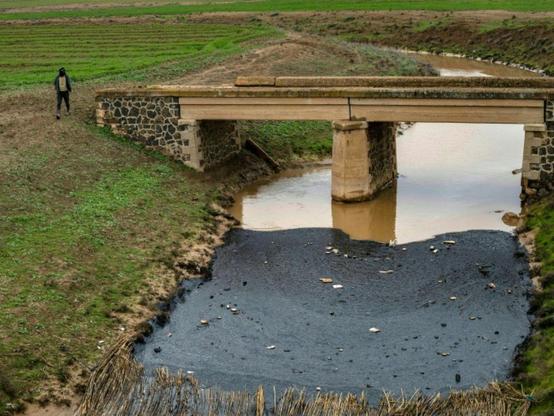 Un cours d'eau pollué par le pétrole, le 31 janvier 2024 à Qamichli, dans la province de Hassaké, au nord-est de la Syrie.