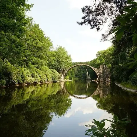 🌉 Rakotzbrücke in Kromlau: Mystische Teufelsbrücke im Rhododendronpark