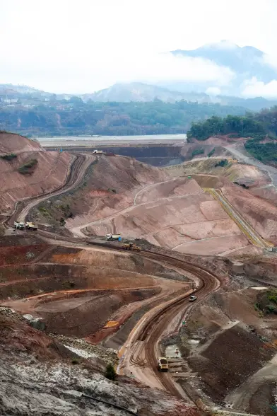 Mariana (Minas Geraris) – Le barrage de Fundão, exploité par la compagnie minière Samarco, deux ans après la tragédie de l’effondrement de la structure de confinement des résidus.