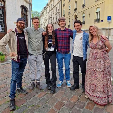 5 personnes se tiennent debout dans une rue de Genève, les unes à côté des autres, souriantes. De gauche à droite : Joseph Jaccaz, Yannick Junod, Morgane Addy, Benja Frei, Pierre Bedos et Joëlle Rousset. Ces personnes ont toutes été élues au comité de la LSCV, le samedi 10 mai 2025.