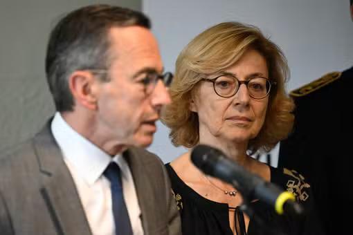 Le ministre de l’Intérieur Bruno Retailleau (à gauche) et la sénatrice LR Marie-Carole Ciuntu, après la visite d’un CRA à Metz, dans le nord-est de la France, le 2 mai 2025.