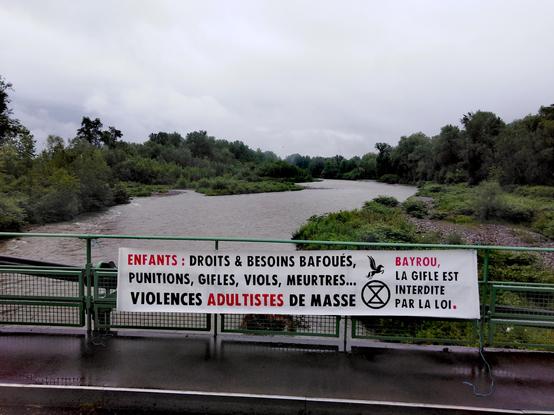 Banderole déployée sur un pont du Gave de Pau : ENFANTS : Droits & besoins bafoués, punitions, gifles, viols, meurtres... Violences adultistes de masse. Bayrou, la gifle est interdite par la loi.
