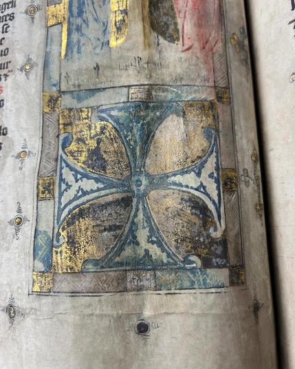 Een illustratie uit een middeleeuws manuscript van een vierkant kruis. De afbeelding is wat dof en het goud lijkt gedeeltelijk verdwenen.