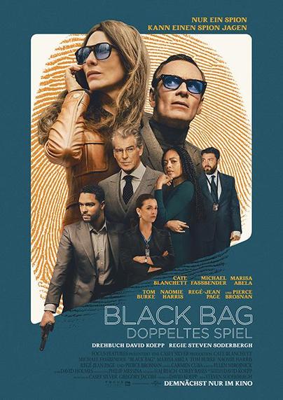 Das Filmplakat zu **„Black Bag – Doppeltes Spiel“** kündigt einen spannungsgeladenen Spionage-Thriller von **Steven Soderbergh** an, basierend auf einem Drehbuch von **David Koepp**. Im Mittelpunkt stehen **Cate Blanchett** und **Michael Fassbender**, beide mit Sonnenbrille in Agentenpose – vor einem riesigen Fingerabdruck, der als zentrales Symbol für Identität, Überwachung und Geheimnisse dient.

Der Slogan **„Nur ein Spion kann einen Spion jagen“** verweist auf ein doppelbödiges Katz-und-Maus-Spiel innerhalb der Geheimdienste. Der Titel „Black Bag“ spielt auf verdeckte Operationen an, „Doppeltes Spiel“ ergänzt dies mit dem Hinweis auf Verrat und Täuschung.

Das Ensemble ist hochkarätig besetzt: Neben Blanchett und Fassbender sind unter anderem **Naomie Harris**, **Tom Burke**, **Regé-Jean Page**, **Marisa Abela** und **Pierce Brosnan** zu sehen. Die Charaktere wirken entschlossen, ernst und undurchschaubar – typische Merkmale für ein Agenten-Setting.

Das visuelle Design verbindet Retro-Ästhetik mit moderner Klarheit. Warme Farben, stilisierte Komposition und ein klarer Fokus auf das Agententhema schaffen eine dichte Atmosphäre. Die Andeutung von Action, Intrigen und Verrat verspricht einen klassischen, stilvollen Thriller – „demnächst nur im Kino“.
