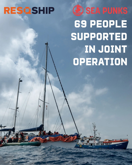Eine Rettungsaktion auf unruhiger See:

Im Zentrum des Bildes das Segelschiff NADIR mit vielen Menschen an Bord. Backbord neben der NADIR liegt die SEA PUNK 1, ein umgebauter Fischtrawler; an der blauen Seitenwand steht "RESCUE" sowie daneben arabische Schriftzeichen; an der weißen Brücke ein rotes Seepferdchen Sea Punks Logo.

Steuerbord liegt längsseits der NADIR ein grünes Schlauchboot, auf dem sich noch ein paar Menschen befinden, die mit Rettungsmitteln versorgt sind. Auf der anderen Seite des Schlauchboots ragt der Bug eines RHIBs ins Bild einem Schlauchboot unterstützt.

Am Himmel sind Wolken zu sehen, und das Meer ist bewegt.

Oben links im Bild das orange-blaue RESQSHIP Logo mit dem Q als Rettungsring und oben rechts das in rot Seepferdchen Logo & SEA PUNKS.

Darunter steht in weiß:
69 people supported in joint operation.
