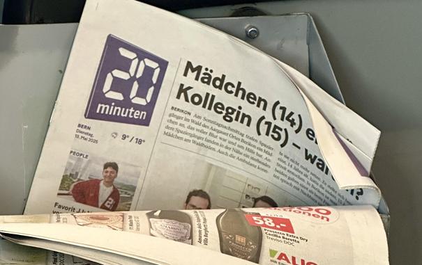 20Minuten-Zeitung, liegt schräg, halb umgeblättert im Sondermüllbehälter, aka der Zeitungsbox in einem BERNDEBIL Tram.
Die Schlachtzeile beginnt mit «Mädchen (14)… und endet mit Kollegin (15)», Rest ist zum Glück unleserlich.