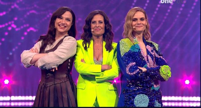 Petra Mede, Sandra Studer und Hazel Brugger in der Endpose am Ende ihres gemeinsamen Auftritts beim Zwischenakt.