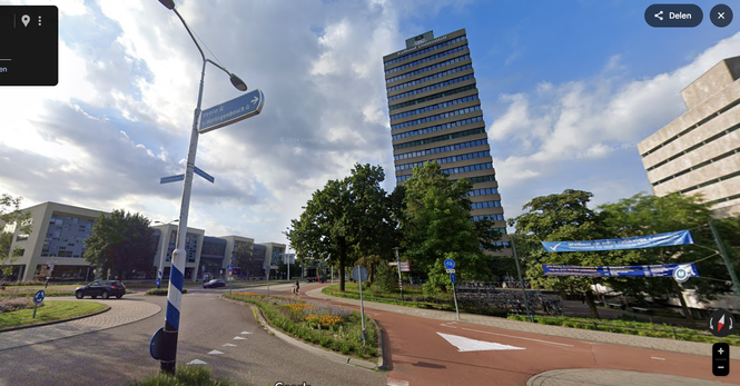 streetview googlemaps: Links het Elinor Ostromgebouw, in het midden het Erasmusgebouw en rechts de UB, campus Radboud Universiteit Nijmegen