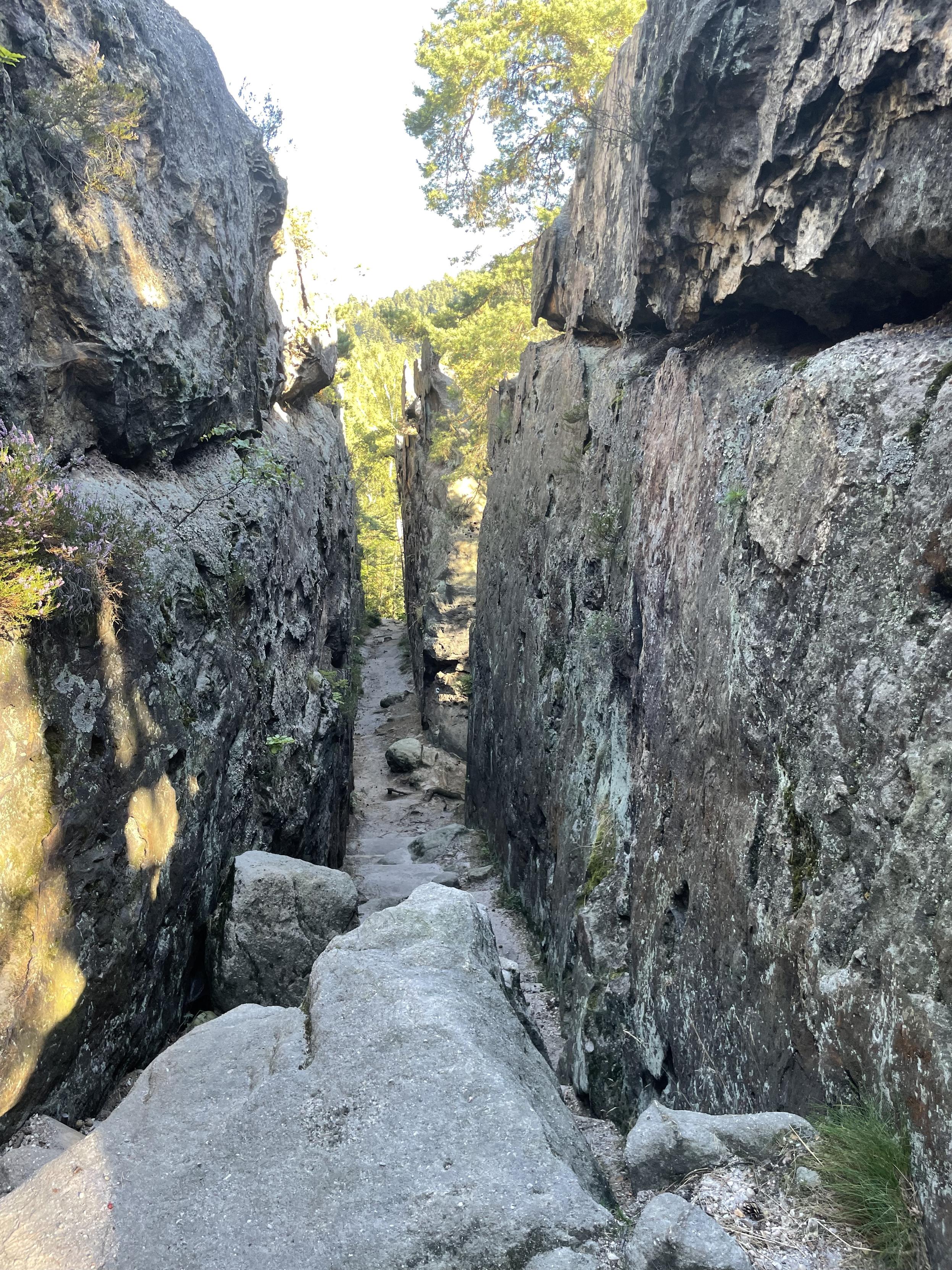 Schmale kleine Schlucht durch Felsen Schmale kleine Schlucht durch Felsen