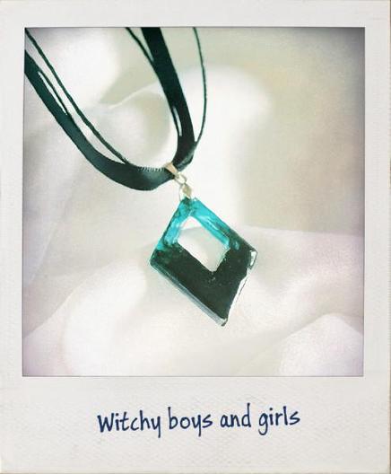 Collier en resine époxy aux reflets verts et noirs pour un look witchy.