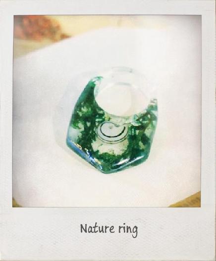 Bague en résine époxy avec incrustation d'éléments naturels.
