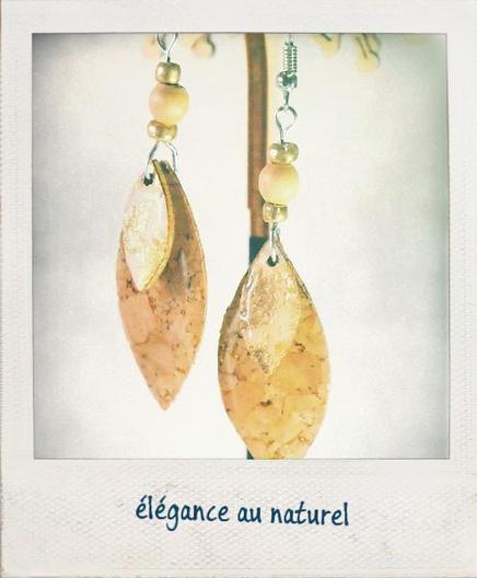 Boucles d'oreilles en liège et bois. Légères et poétique pour un look très naturel.
