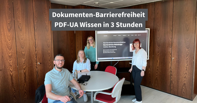 Vier Personen (zwei sitzend, zwei stehend) in einem Konferenzraum vor einem großen Bildschirm, auf dem eine Website zur barrierefreien Kommunikation angezeigt wird. Darüber ein eingeblendeter Text: „Dokumenten-Barrierefreiheit – PDF-UA Wissen in 3 Stunden“.
