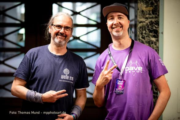 Rainer und Dave Demon in historischer Kulisse am Senderhaus 3 auf dem Funkerberg.
