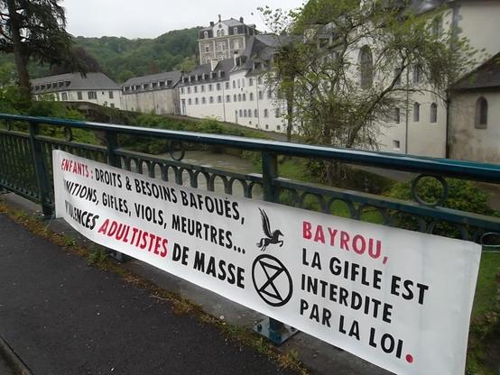 Banderole déployée sur le pont du Gave de Pau à Bettharam : ENFANTS : Droits & besoins bafoués, punitions, gifles, viols, meurtres... Violences adultistes de masse. Bayrou, la gifle est interdite par la loi.