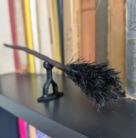 Hexenbesen Deko im Buchregal - aus dem 3D Drucker
