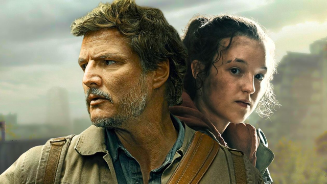 A imagem mostra dois personagens da série The Last of Us, com uma aparência séria e determinada. À esquerda está Joel, interpretado por Pedro Pascal. Ele é um homem de meia-idade com cabelo castanho ondulado e barba por fazer. Veste uma camisa jeans azul com uma jaqueta de tecido marrom por cima, e uma alça de mochila atravessa seu peito. Seu olhar está direcionado para a esquerda, fora da imagem, com expressão de alerta e preocupação.

À direita está Ellie, interpretada por Bella Ramsey. Ela é uma adolescente com cabelo castanho preso em um coque desarrumado. Seu rosto está sujo, indicando que passou por situações difíceis. Ela veste um moletom bordô e uma jaqueta, e olha diretamente para frente, com uma expressão séria e levemente desafiadora.

O fundo da imagem é um cenário urbano em tons esverdeados e acinzentados, com prédios embaçados ao fundo, dando um ar pós-apocalíptico e sombrio, característico do universo da série.