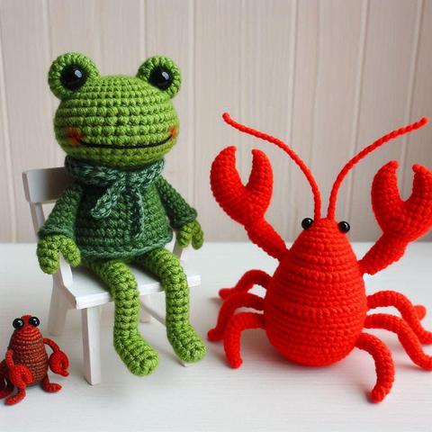 ②«#aiart Generated by BingImageCreator »
Photo ( Crocheted frog and crayfish), To the right of the image, a crocheted moss green frog sits on a small white doll's chair, and to the left of it, on the floor, a crocheted red crayfish is waving.
#本日の成果物 #aiartcommunity