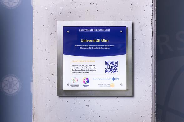 Plakette Quantenort an der Uni Ulm