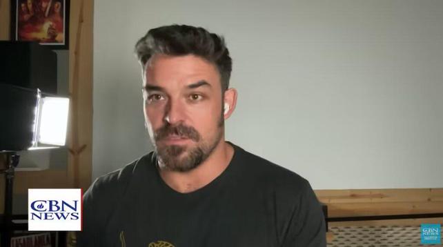 O ator Jesse Hutch, conhecido por seus papéis em filmes cristãos, relembrou uma experiência marcante em sua vida: um acidente de barco. Foto: Reprodução/YouTube/CBN News