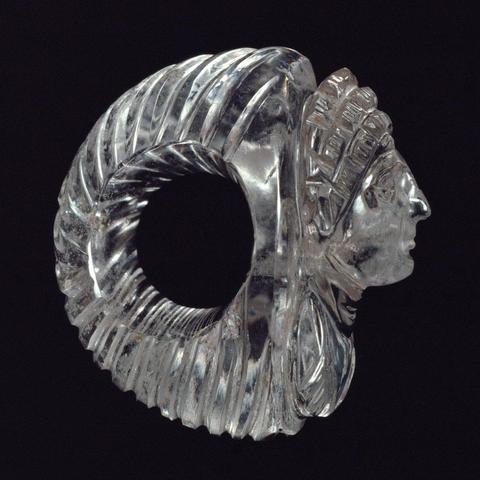 Anillo tallado de cuarzo con la cara de una mujer.