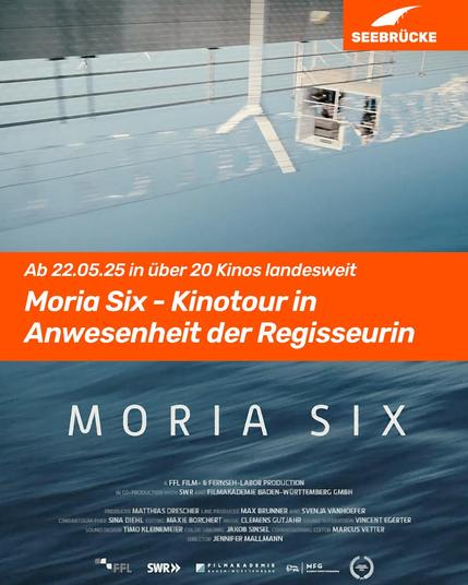 Filmposter des Films Moria Six. In einem orangen Kasten steht “Ab 22.05.25 in über 20 Kinis landesweit. Moria Six-Kinotour in Anwesenheit der Regisseurin”. In der rechten oberen Ecke ist das Seebrücke-Logo in weiß auf orange.