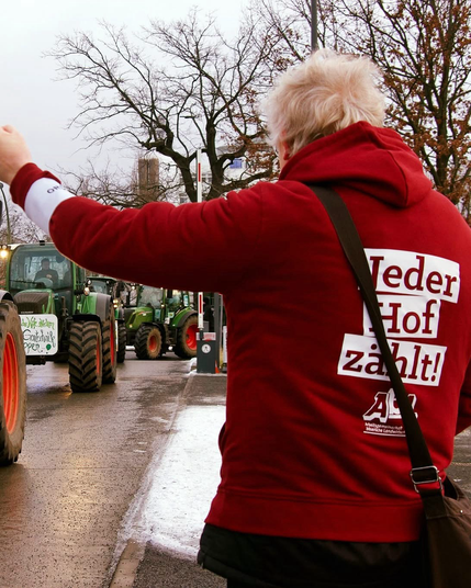 Jeder Hof zählt – das ist das Motto der Arbeitsgemeinschaft bäuerliche Landwirtschaft, dafür setzen wir uns tagtäglich ein. Wir wollen viele vielfältige Höfe und lebendige ländliche Räume sehen 👩‍🌾🧑‍🌾 Du auch? 👉 Dann kannst du mit unseren Pullovern & T-Shirts ein Zeichen setzen! Bestell dir jetzt dein Exemplar: https://www.bauernstimme.de/werbemittel  Fotos: Selene Magnolia & Nick Jaussi  #JederHofzählt #AbL #Landwirtschaft #Agrarpolitik #bäuerlich #Trecker