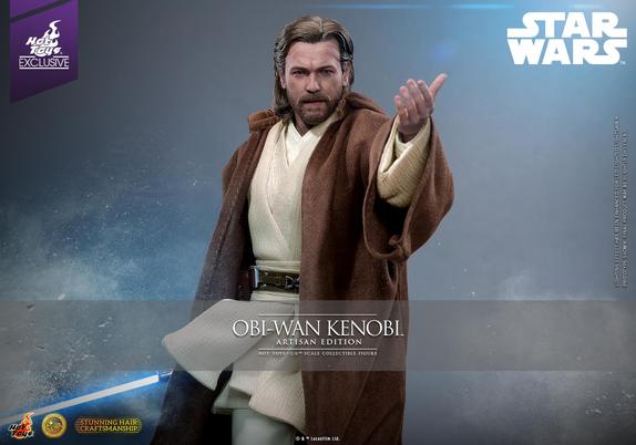 Figurine d'Obi-Wan Kenobi pointant vers l'objectif de sa main gauche et tenant un sabre laser bleu dans sa main droite. Il porte sa tenue de Jedi telle que vue dans l'Episode II.
Dans le coin supérieur gauche, il y a le logo de Hot Toys, et à l'opposé celui de Star Wars.
Au centre de l'image, il y a le texte : 
Obi-Wan Kenobi Artisan Edition
Hot Toys 1/6th scale collectible figure
En bas de l'image, le logo Hot Toys classique, et Stunning Hair Craftsmanship, ainsi que les mentions légales (R) et TM Lucasfilm