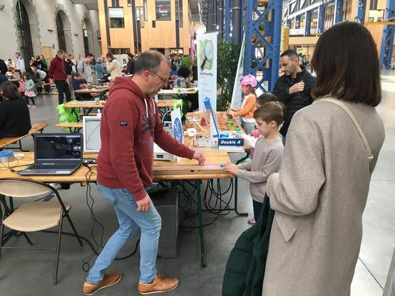 Stand de jeu à fabriquer soi-même avec des Arduino et des rubans de led de la MPT de l'Harteloire