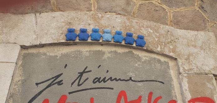 Petits oursons bleus collés sur un mur et l'inscription Je t'aime 