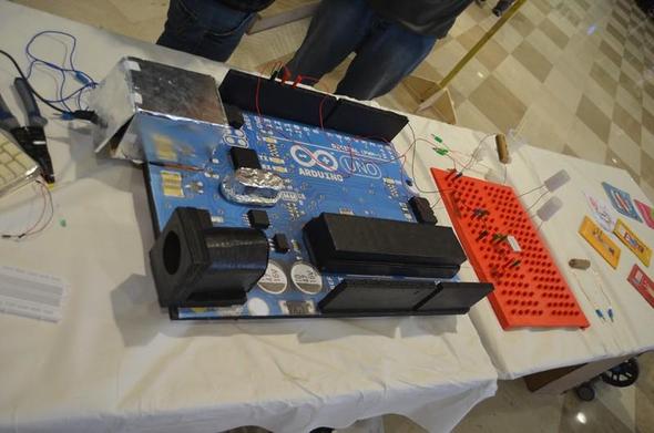 Arduino géant (l'Arduino est une célèbre carte électronique programmable, de la taille d'une carte bancaire, celui-ci est 10 fois plus grand)