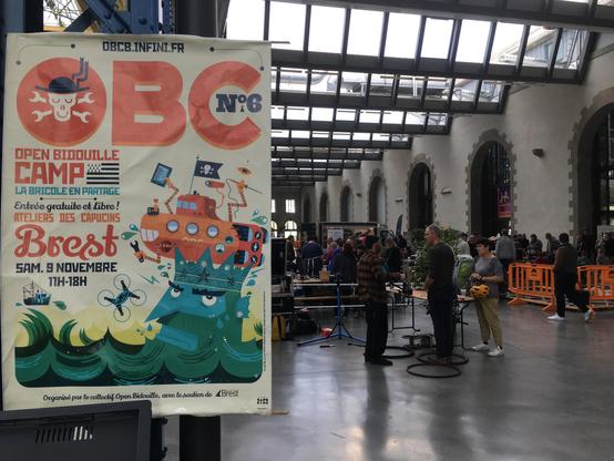 vue d'ensemble de l'open Bidouille de l'an passé avec une affiche au premier plan.