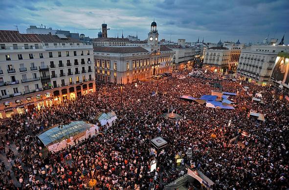 Una de las imágenes más icónicas del 15M: la Puerta del Sol de Madrid llena de gente, entre los que se ve varias tiendas de campaña.