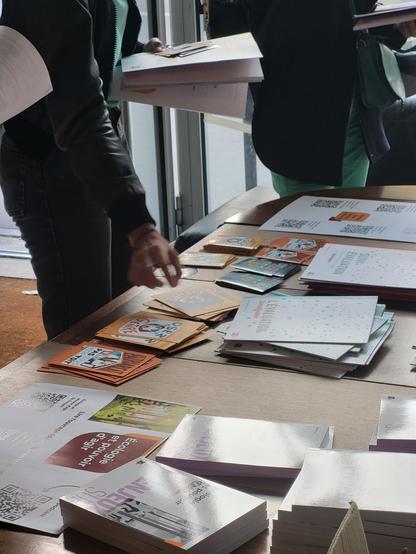 Une table sur laquelle sont étalées des livres et cartes ressources du F3E