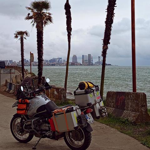 Motorrad vor der Skyline von Batumi 