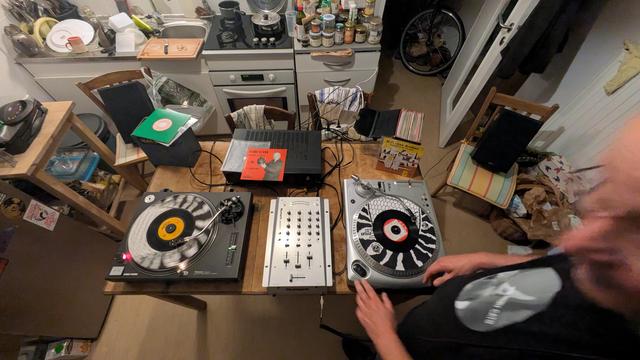Deux platines dans une cuisine avec selecta Kas Noix 7